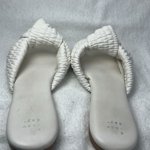 A new day , Women's White Slide Sandals- Preloved - Picture 3 of 4